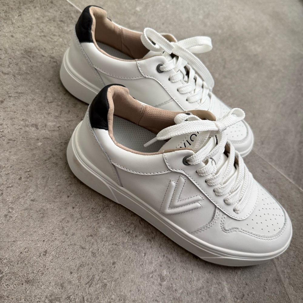 Vionic Kimme Court White Sneakies with Black Heel